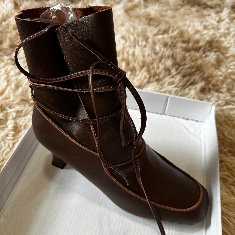 Heeled leather brown boots